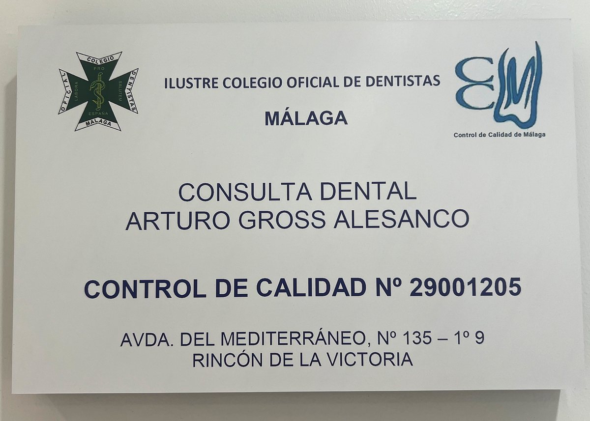 Placa del Certificado de Control de Calidad n.º 29001205 del Ilustre Colegio Oficial de Dentistas de Málaga