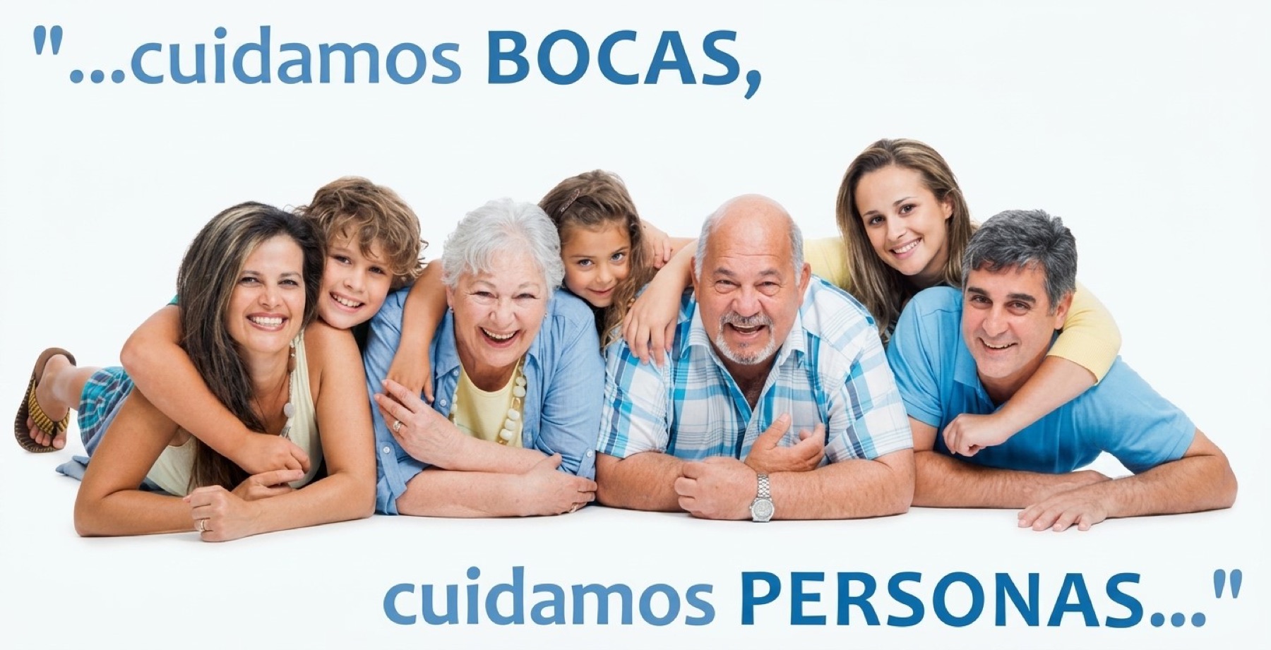 «...cuidamos BOCAS, cuidamos PERSONAS...» — familia de abuelos, padres e hijos sonriendo